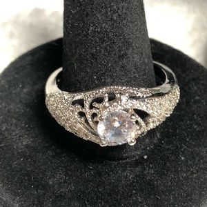 🎊💍size 10 sterling ring with a fancy lace like effect-pretty!